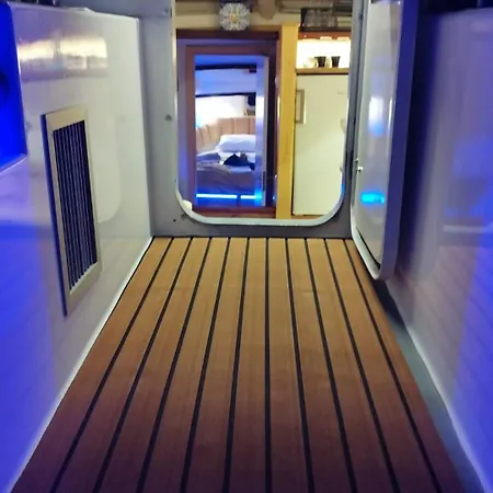 بوتيل Sleepboat Luxlife Yatch بورتو