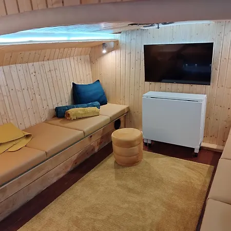 Sleepboat Luxlife Yatch بوتيل *