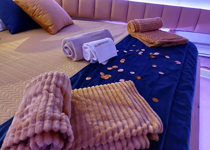 Botel Sleepboat Luxlife Yatch