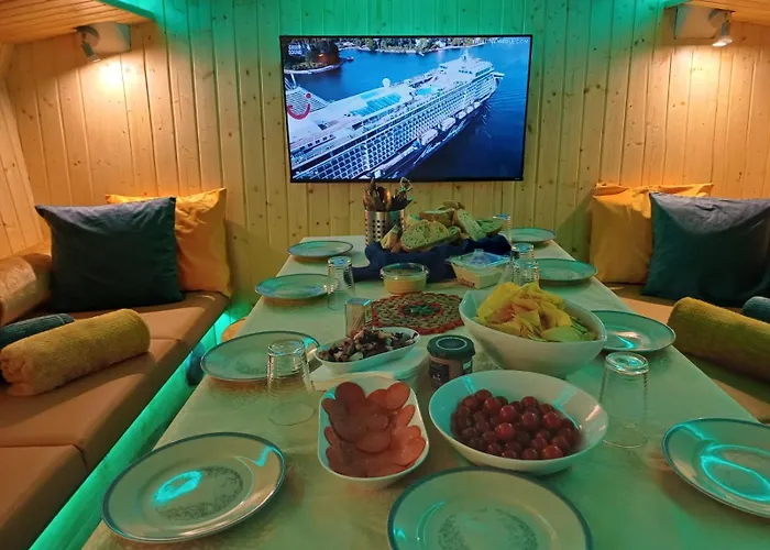 Botel Sleepboat Luxlife Yatch