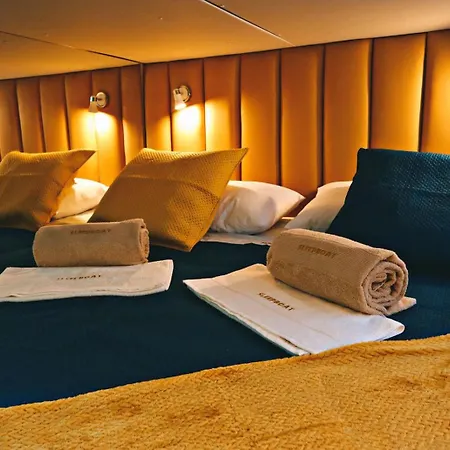 Sleepboat Luxlife Yatch Botel *