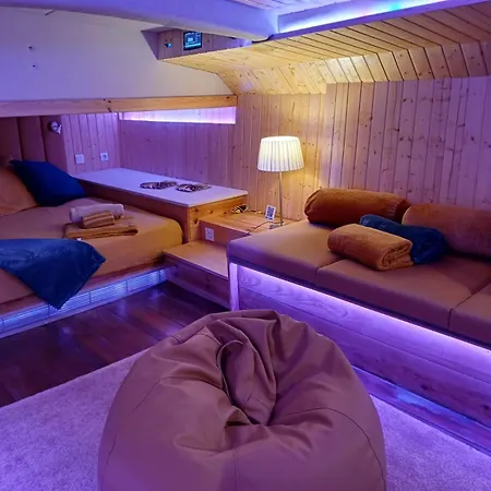 Sleepboat Luxlife Yatch