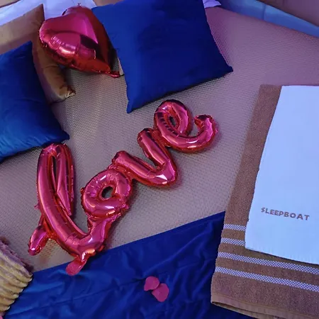 Botel Sleepboat Luxlife Yatch