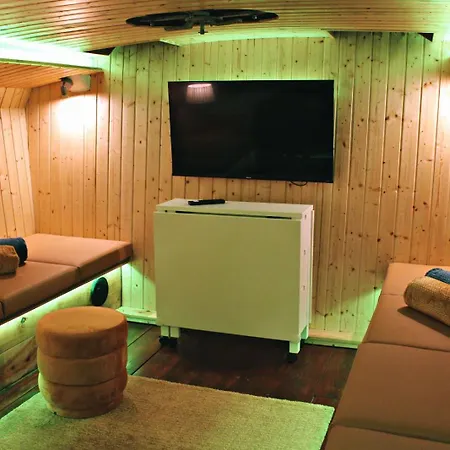 Úszó hotel Sleepboat Luxlife Yatch *
