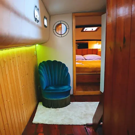 Sleepboat Luxlife Yatch Úszó hotel
