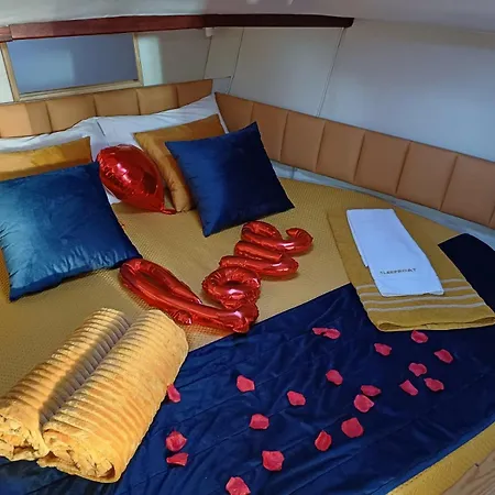 Úszó hotel Sleepboat Luxlife Yatch Porto