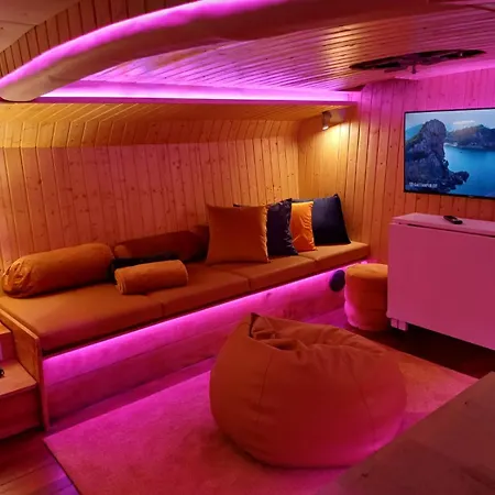 Úszó hotel Sleepboat Luxlife Yatch *