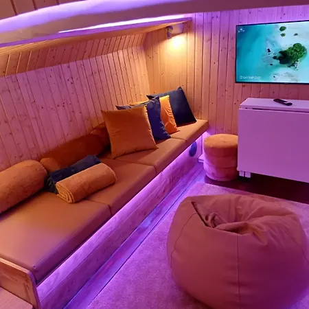 Úszó hotel Sleepboat Luxlife Yatch