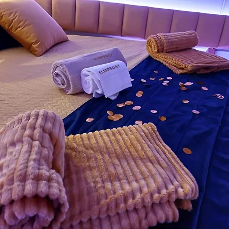 Úszó hotel Sleepboat Luxlife Yatch