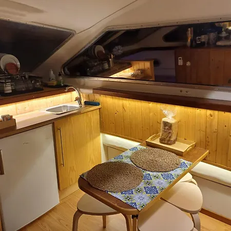 Úszó hotel Sleepboat Luxlife Yatch *