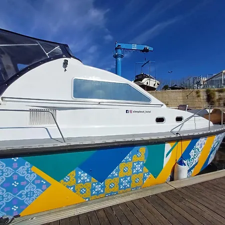 Úszó hotel Sleepboat Luxlife Yatch