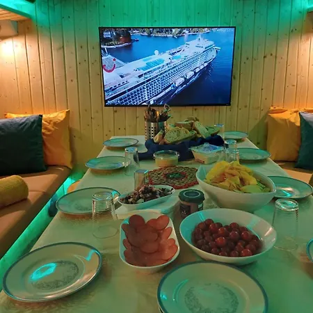 Úszó hotel Sleepboat Luxlife Yatch