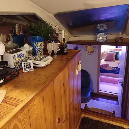 Úszó hotel Sleepboat Luxlife Yatch Porto